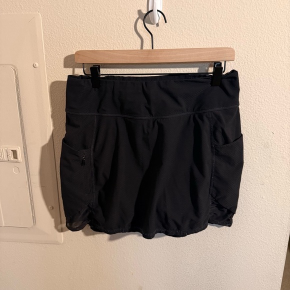 Athleta Pants - Athleta Black Athletic Skort Skirt Built-In Shorts Pockets Zip Pocket Size Small